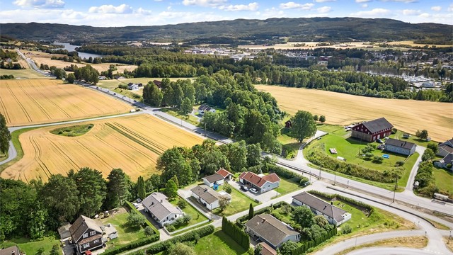 Sentralt beliggende med ca. 1,8 km til Hokksund sentrum med jernbanestasjon og de aller fleste servicetilbud