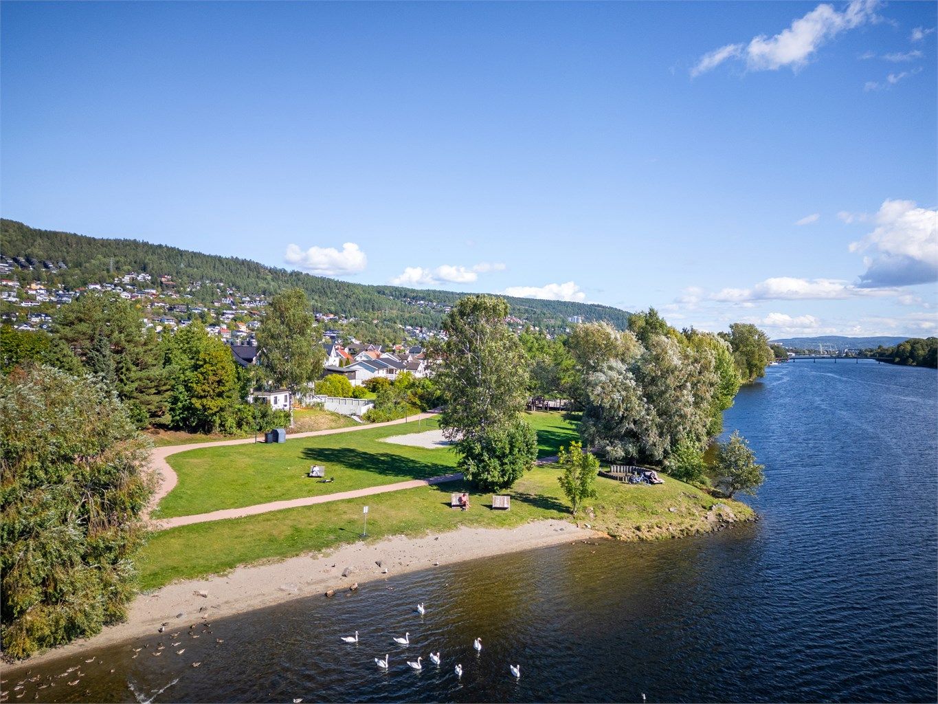 Elveparken har fine turstier, lekeplass, strandområde og sandvolleyballbane