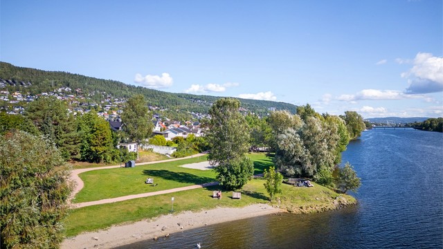 Elveparken har fine turstier, lekeplass, strandområde og sandvolleyballbane