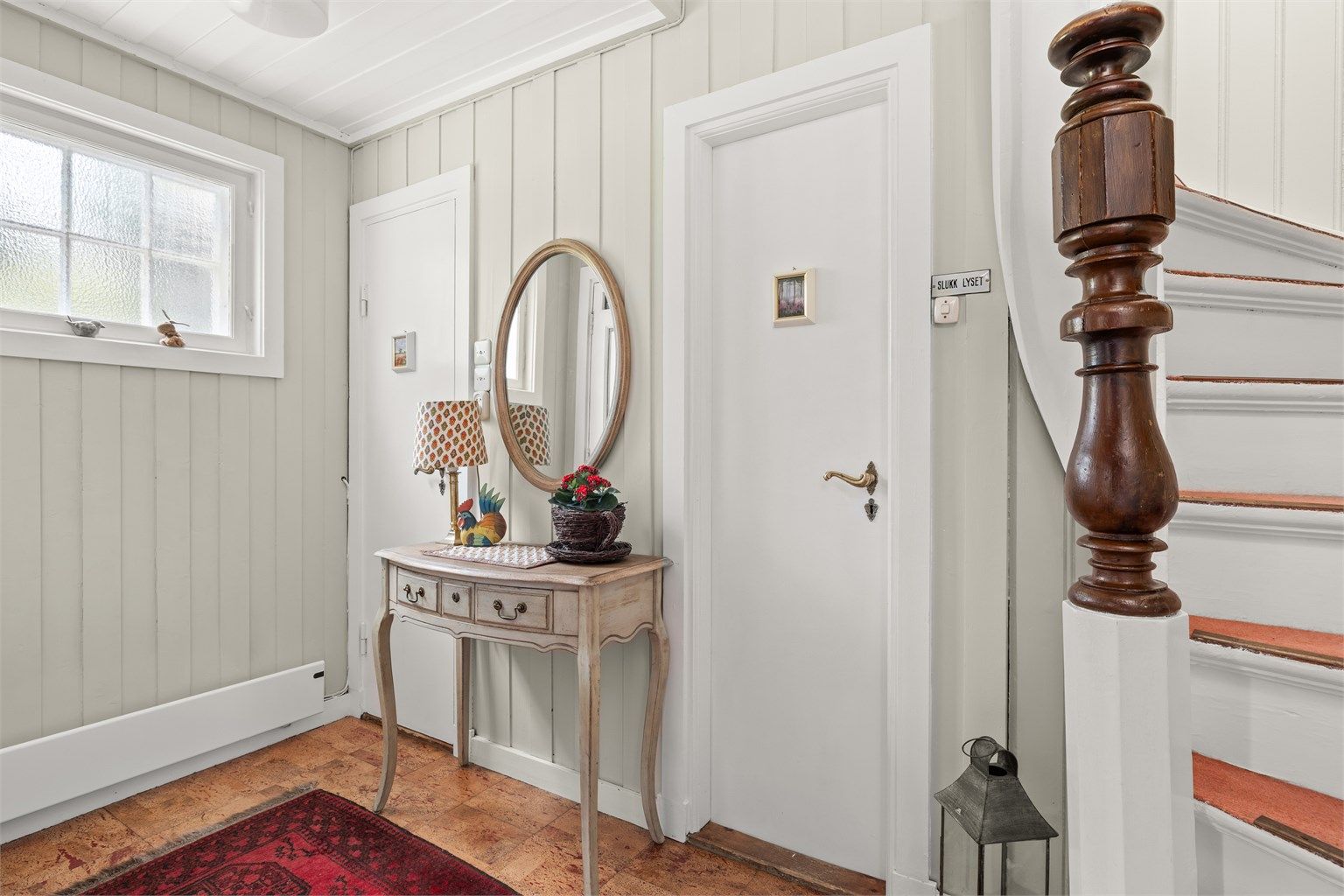 Inngangspartiet med gjestetoalett og en liten garderobe. 