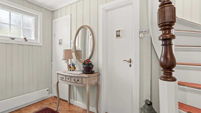 Inngangspartiet med gjestetoalett og en liten garderobe.