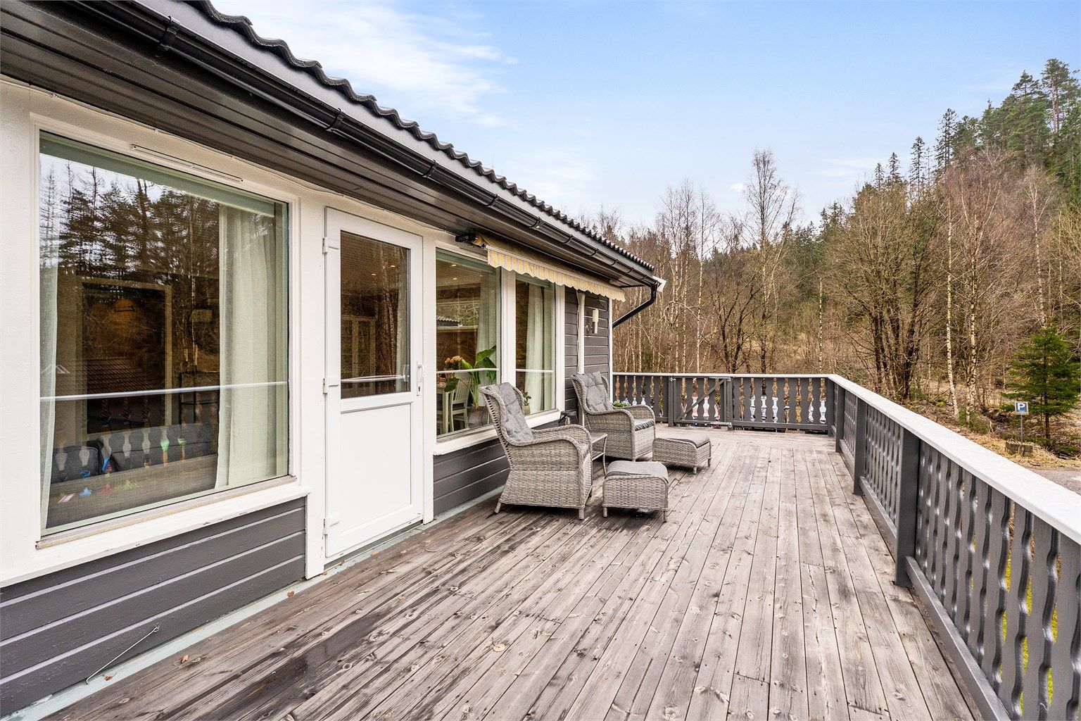 Fra terrassen er det videre passasje til baksiden, og det er også trapp ned til garasjen/oppkjørselen. Vi går tilbake inn i boligen. 