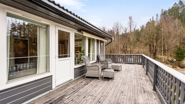 Fra terrassen er det videre passasje til baksiden, og det er også trapp ned til garasjen/oppkjørselen. Vi går tilbake inn i boligen.