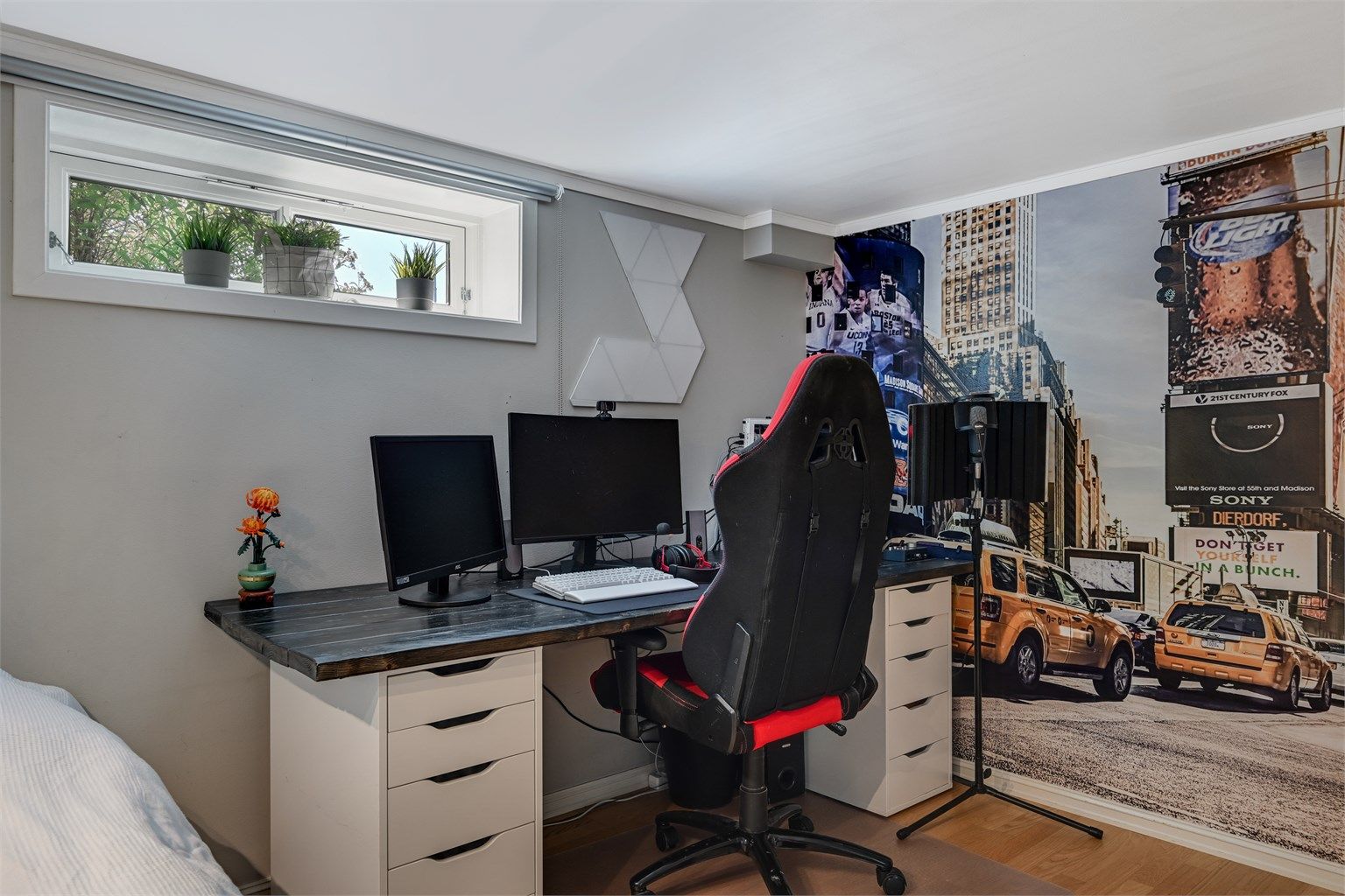 Kjellerrommet har vindu for naturlig dagslys og god plass til skrivebord. (Ikke godkjent til varig opphold)