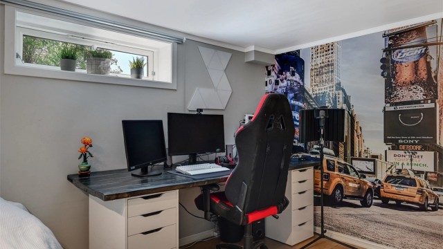 Kjellerrommet har vindu for naturlig dagslys og god plass til skrivebord. (Ikke godkjent til varig opphold)