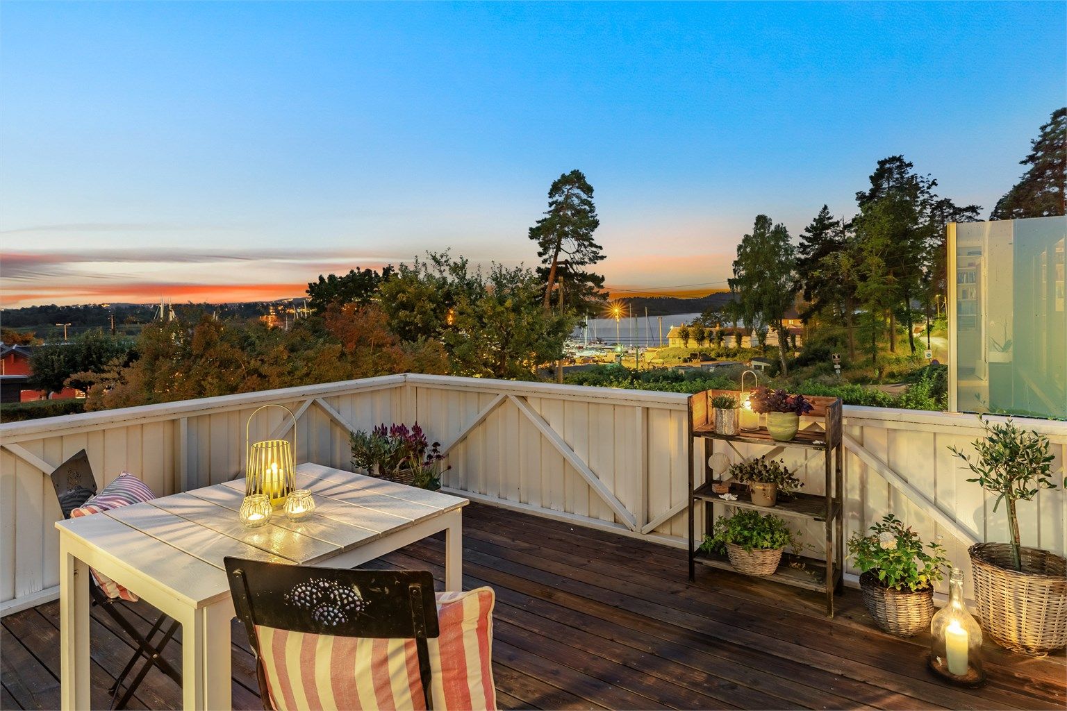 På terrassen kan du sitte i ro og fred å nyte den flotte utsikten