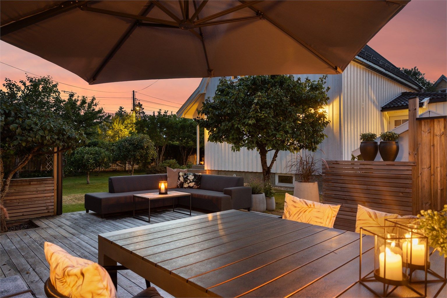 Stor, skjermet og flat hage som er nydelig opparbeidet med plenareal, beplantning og 2 store terrasser