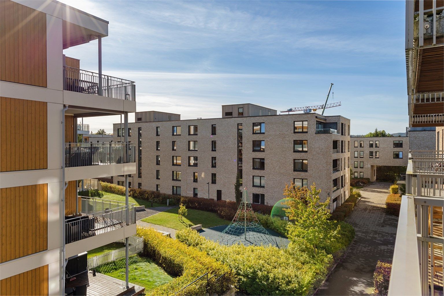 En lys og innbydende selveierleilighet med luftig beliggenhet, smart planløsning og gode solforhold. 
