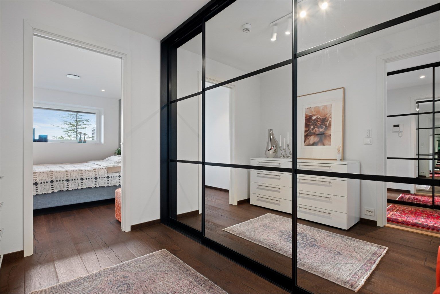 Stor og praktisk garderobe mellom hovedsoverom og bad