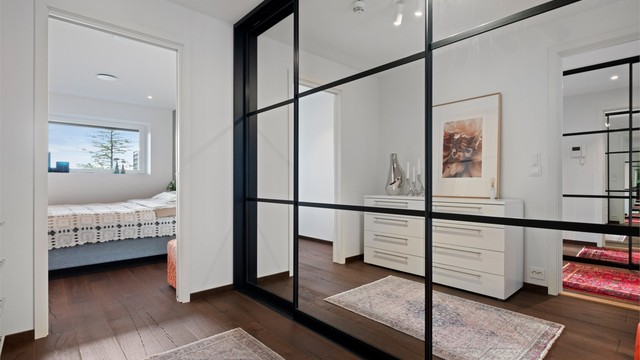 Stor og praktisk garderobe mellom hovedsoverom og bad