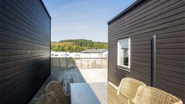 Utsikt fra takterrassen mot de grønne omgivelsene.