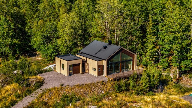 Nyoppført hytte med Anneks og naturen som nabo.