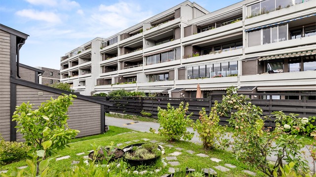 Boligen har en fin intern beliggenhet i et bilfritt boligområde