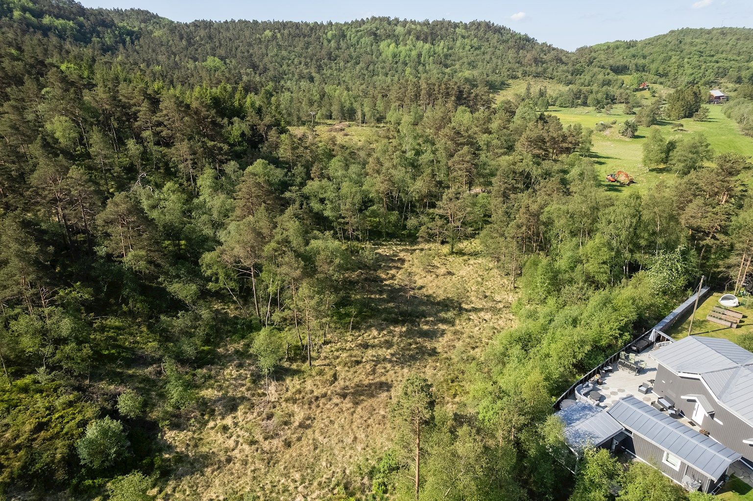 Tomten ligger i naturskjønne omgivelser.