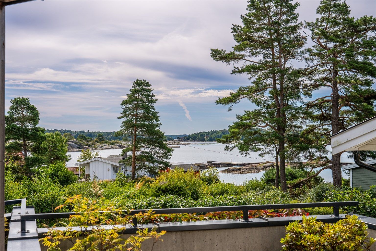 Her kan du nærmest gå barbent ned til båthavnen, hvor du også har mulighet til å søke om å leie båtplass i Holtane Vel- og båtforening.