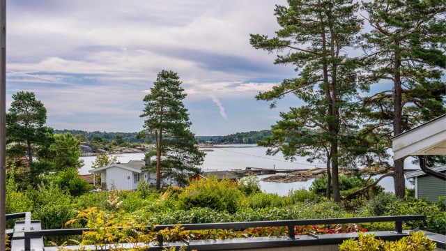 Her kan du nærmest gå barbent ned til båthavnen, hvor du også har mulighet til å søke om å leie båtplass i Holtane Vel- og båtforening.