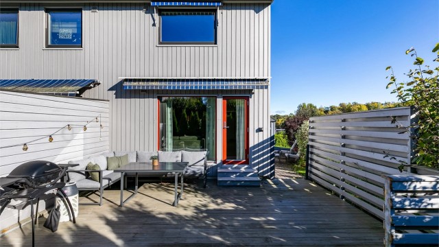 Fasaden ble renovert i regi av borettslaget rundt 2013. Kledning, vinduer, terrassedør og inngangsdør ble skiftet ut.