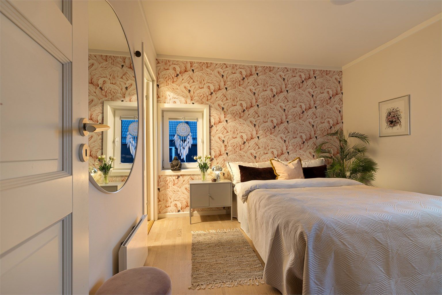 Velkommen inn til et stort og pent soverom med stor garderobe og inngang til bod/klesskap.
