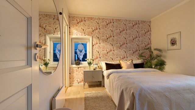 Velkommen inn til et stort og pent soverom med stor garderobe og inngang til bod/klesskap.