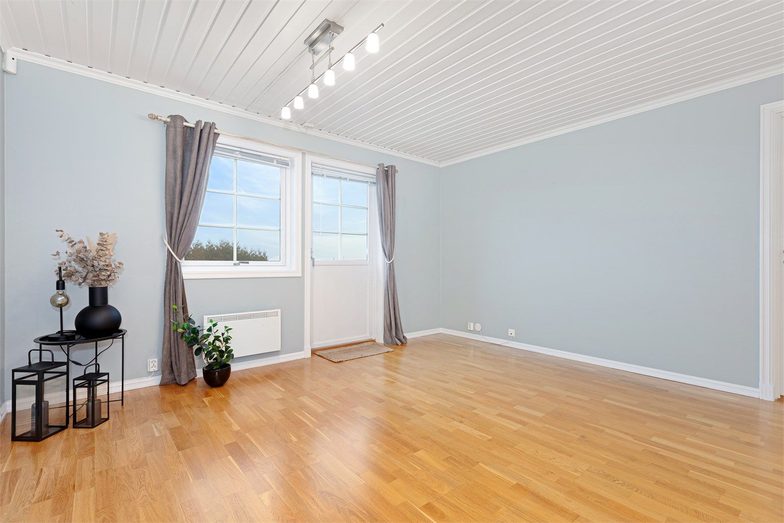 Fra loftstuen er det utgang til en balkong.