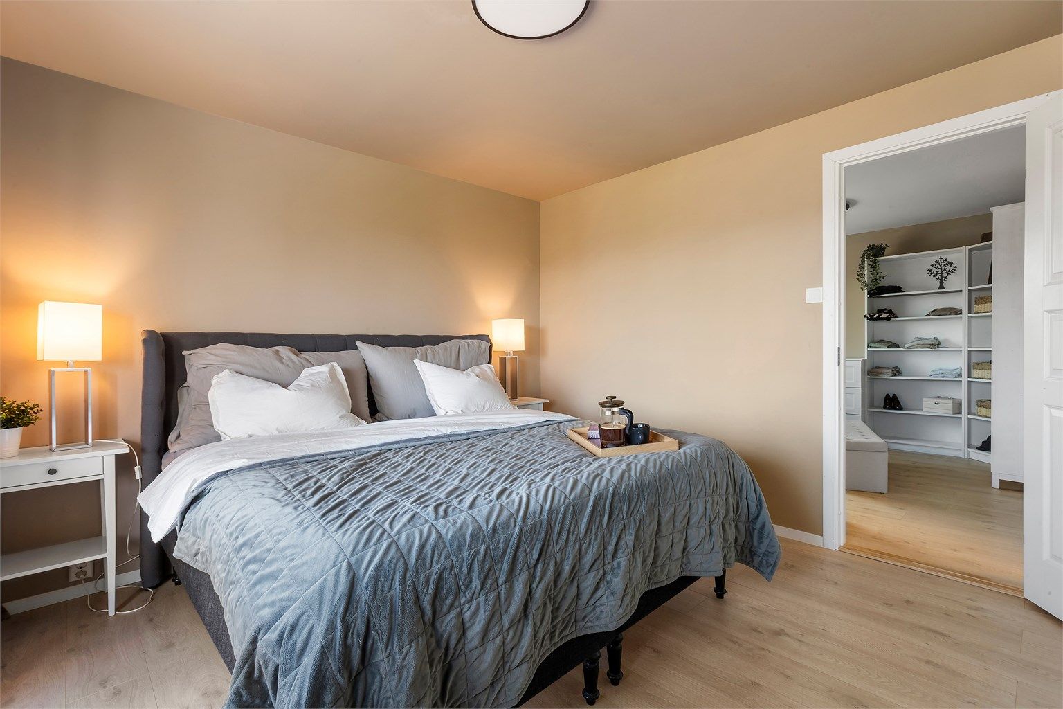 Fra soverommet er det inngang til et separat garderoberom.