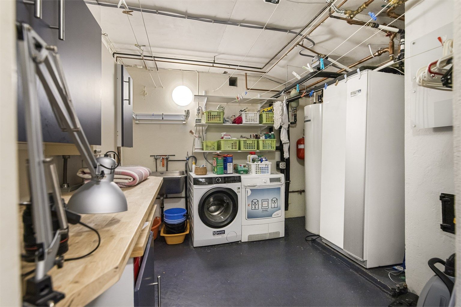 Praktisk vaskerom og teknisk rom. Her står varmepumpen til bergvarmeanlegget som ble installert i 2015.