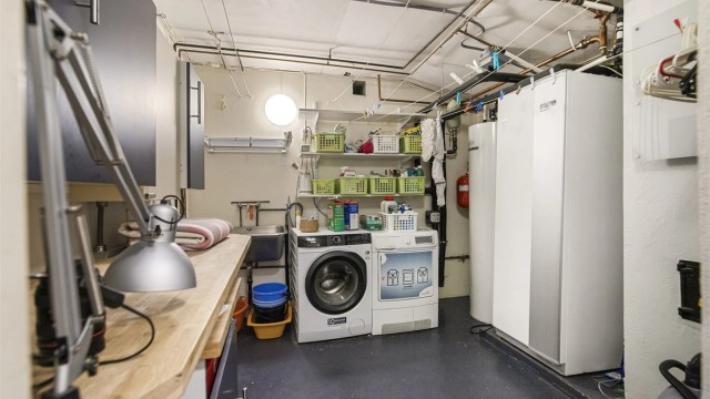 Praktisk vaskerom og teknisk rom. Her står varmepumpen til bergvarmeanlegget som ble installert i 2015.