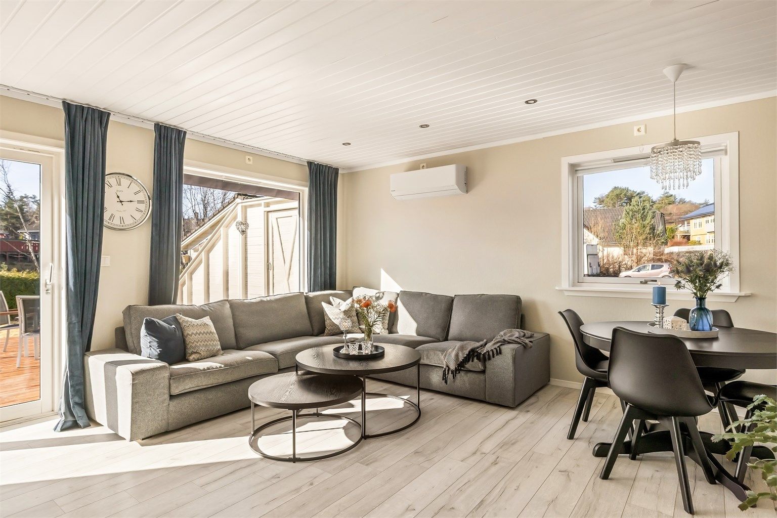 Stuen på 24 m² har laminat på gulvet og panel i himlingen.