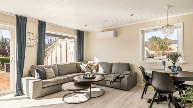 Stuen på 24 m² har laminat på gulvet og panel i himlingen.