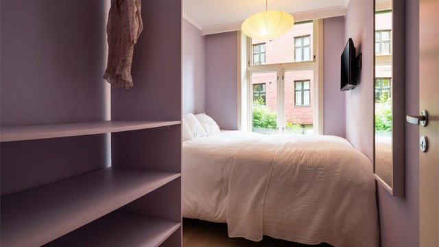 Hyggelig soverom som vender mot bakgård