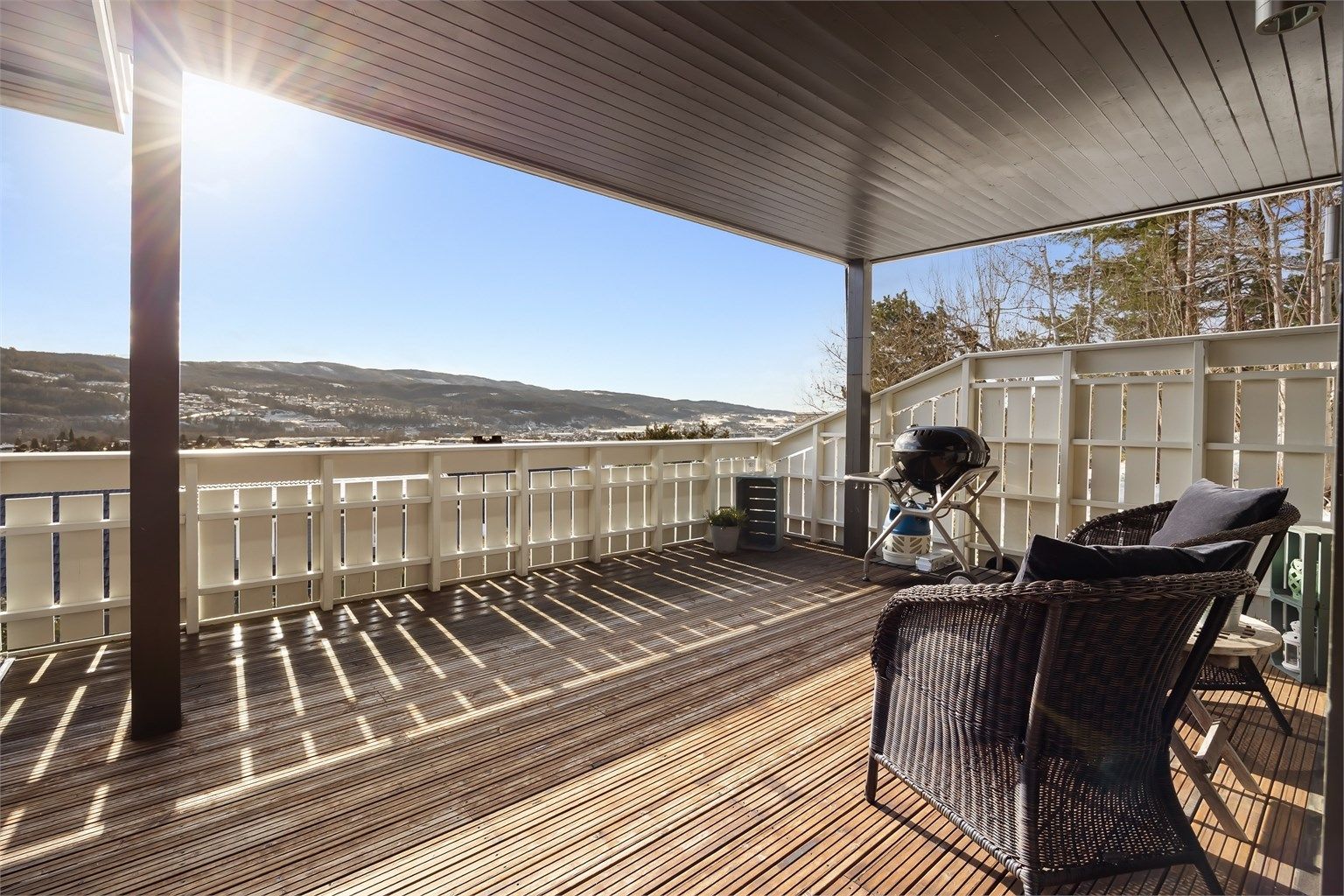 Flott utsikt fra overbygget terrasse