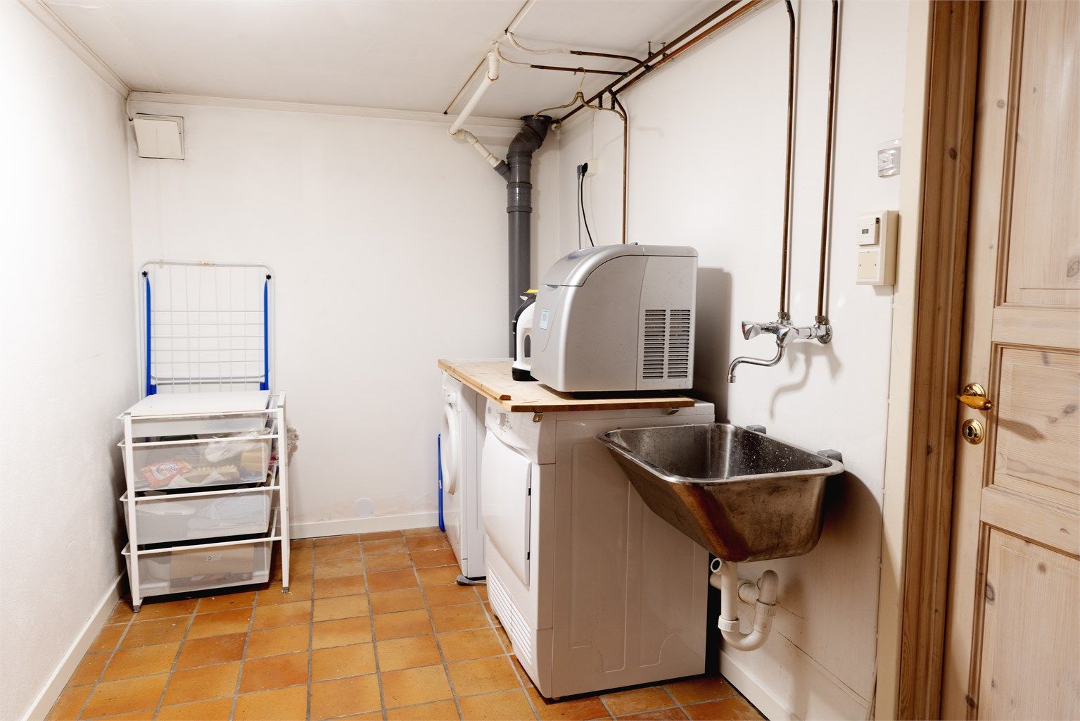 Vaskerommet er fra byggeåret, funksjonelt og praktisk innredet til sitt formål.