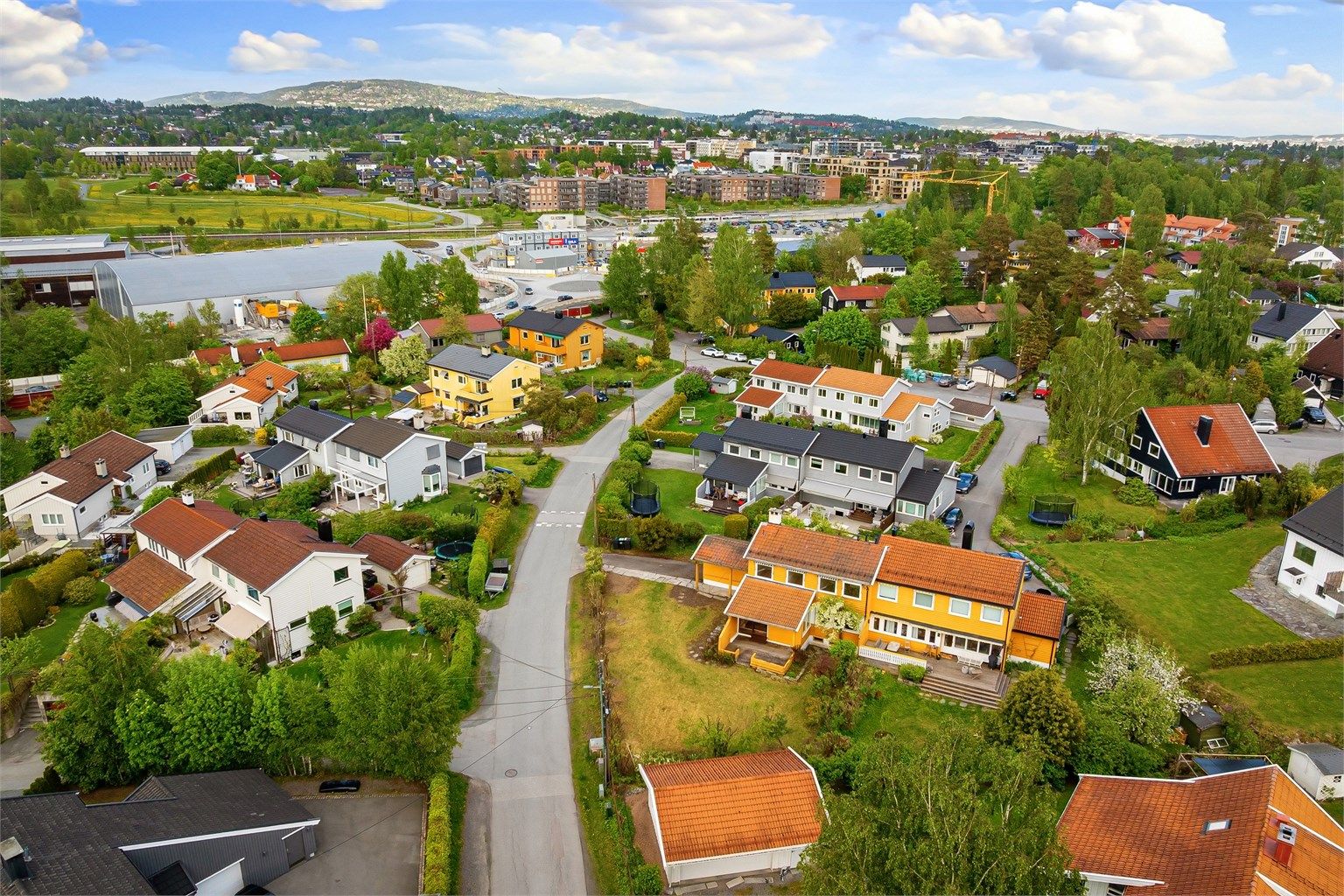 Boligen har en sentral beliggenhet med gåavstand til Bekkestua sentrum, et lokalt og trivelig handelssted med stort utvalg av forretnings- og servicetilbud, treningssentre og kafeer/spisesteder