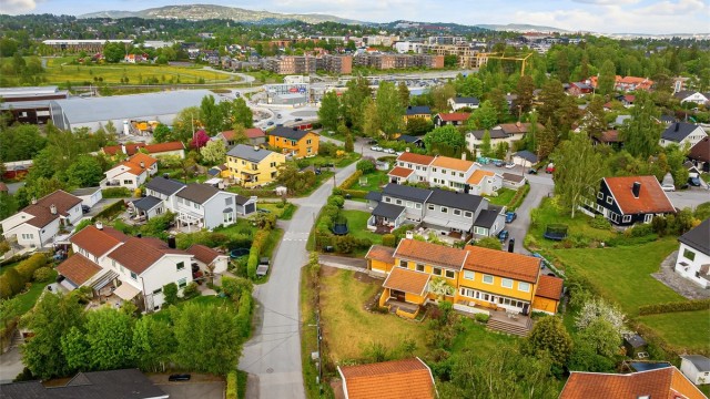 Boligen har en sentral beliggenhet med gåavstand til Bekkestua sentrum, et lokalt og trivelig handelssted med stort utvalg av forretnings- og servicetilbud, treningssentre og kafeer/spisesteder
