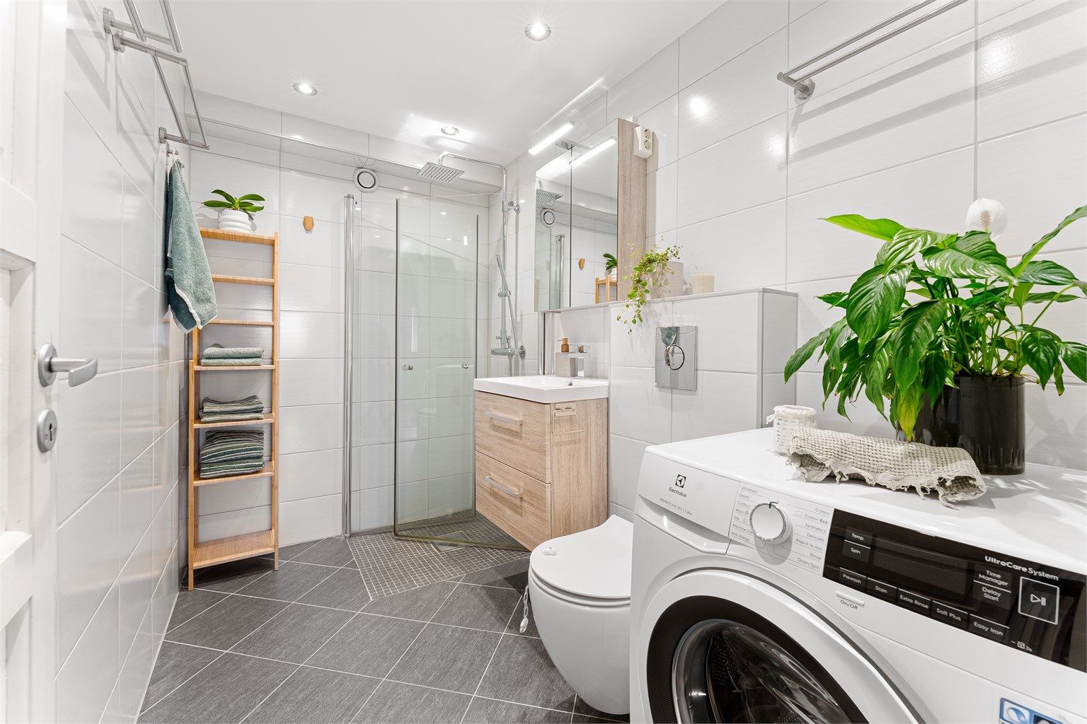 Baderommet ble oppgradert i 2016 og har flislagt gulv med varmekabler for økt komfort.