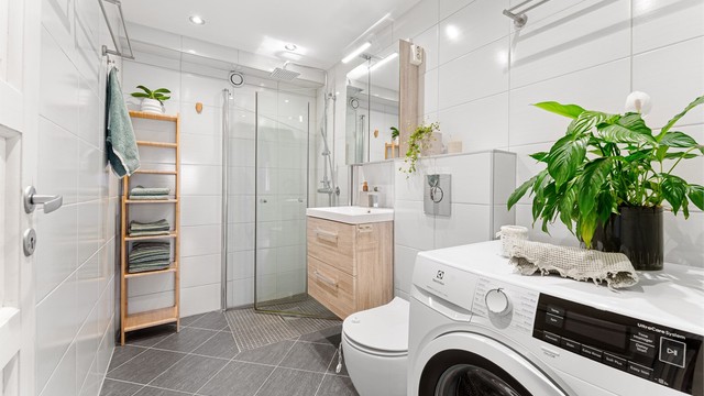 Baderommet ble oppgradert i 2016 og har flislagt gulv med varmekabler for økt komfort.