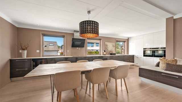 Kjøkkeninnredning som har godt med skap- og benkeplass. Et drømmekjøkken for den matglade med hele 7 meters benkeplate og rikelig med arbeidsplass