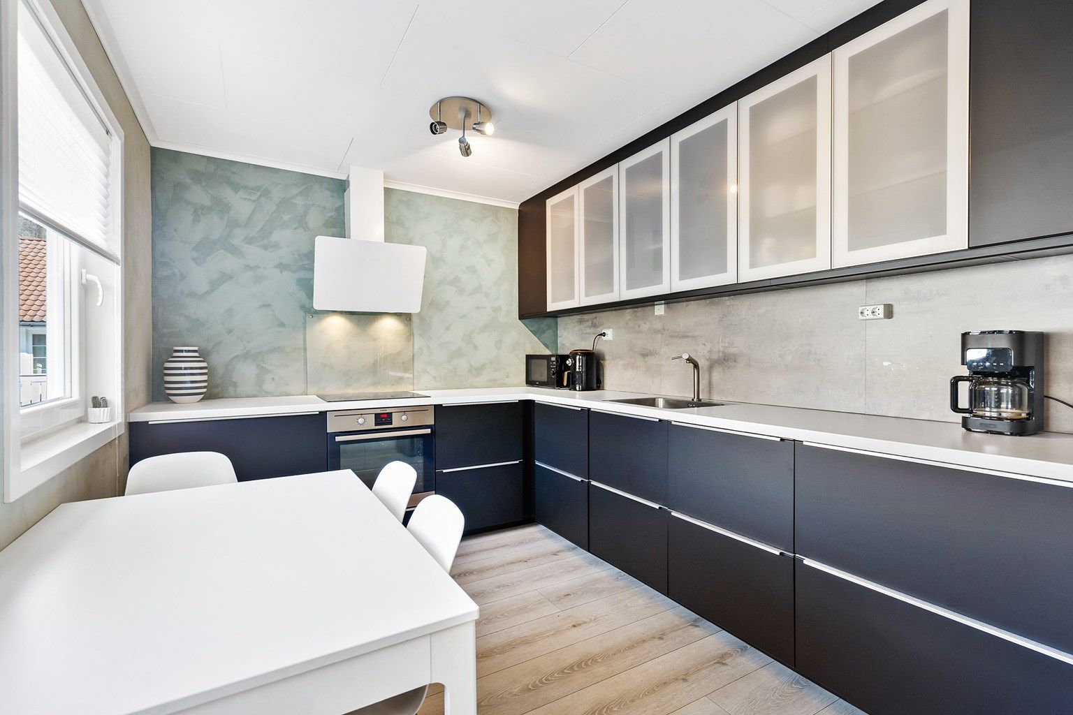 Stort og praktisk kjøkken med mye oppbevaringsplass i skap og skuffer.