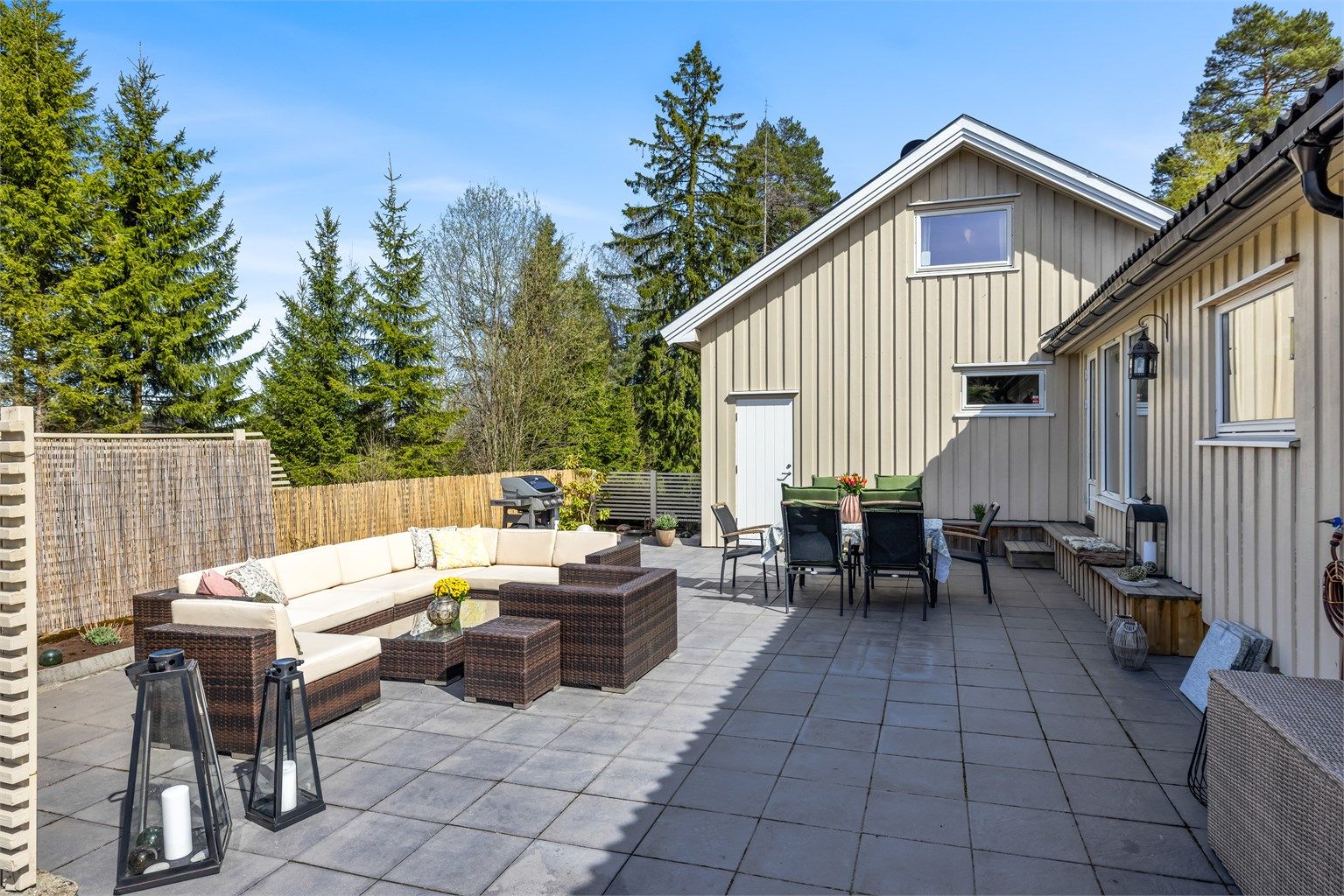 Her er det god plass for både grilling, lek og sosiale sammenkomster.