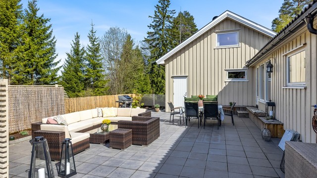 Her er det god plass for både grilling, lek og sosiale sammenkomster.