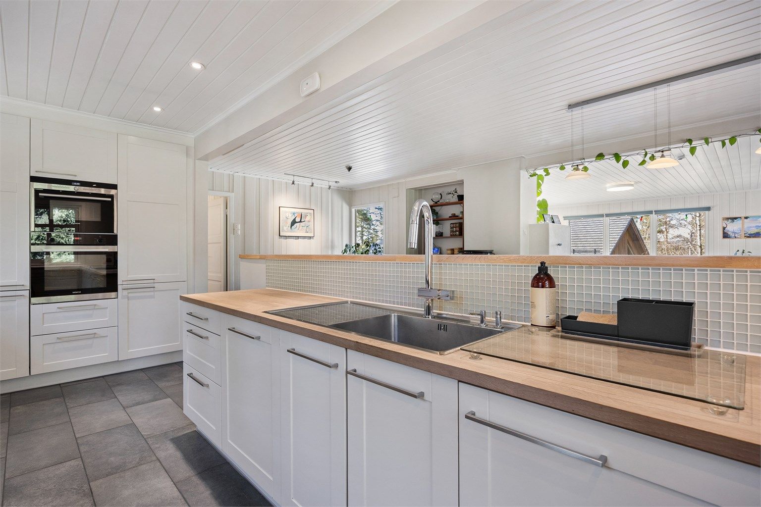 Moderne, skandinavisk stil. Innbydende og delikat. 