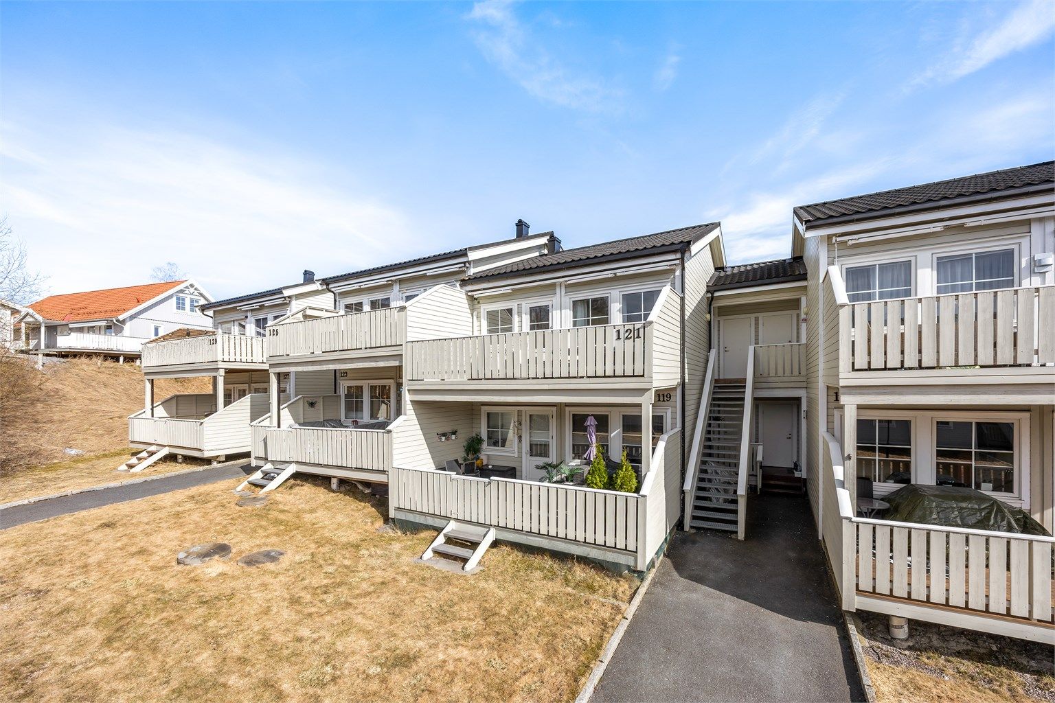 Velkommen til denne innbydende og romslige 3-roms leiligheten, attraktivt beliggende i 2. etasje