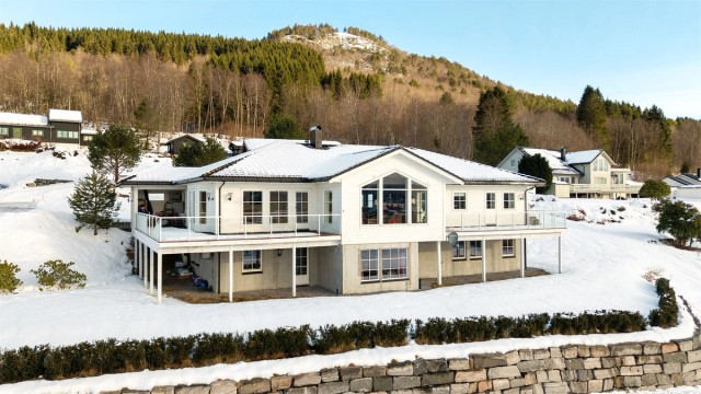 Eiendommen har en privat og usjenert beliggenhet på sørsiden av Emblemsfjellet, tilbaketrukket fra veien.