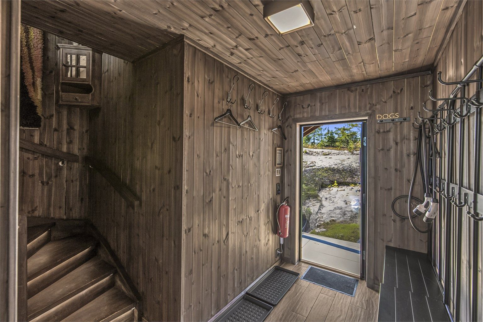 Fin entrè med plass til yttertøy og trapp til 2. etasje