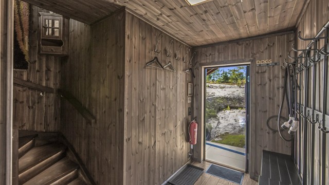 Fin entrè med plass til yttertøy og trapp til 2. etasje