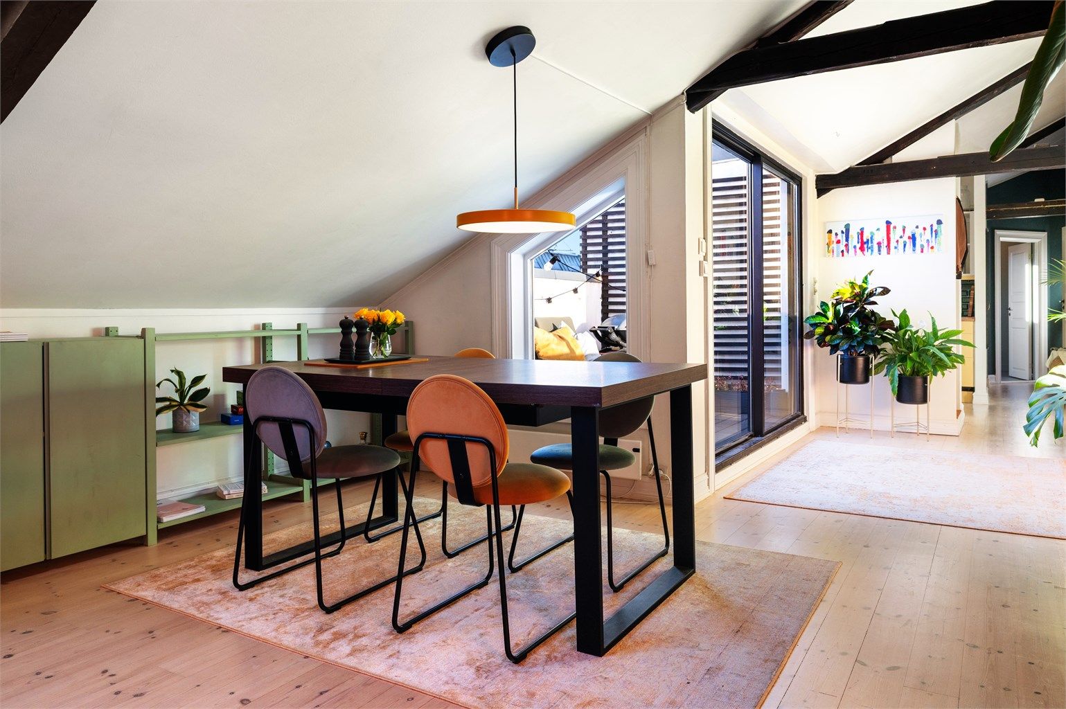 God plass til spisebord, perfekt til middagsselskap med familie og venner.