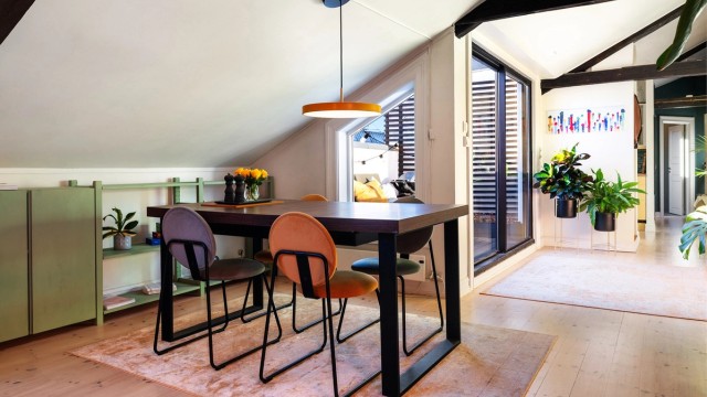 God plass til spisebord, perfekt til middagsselskap med familie og venner.