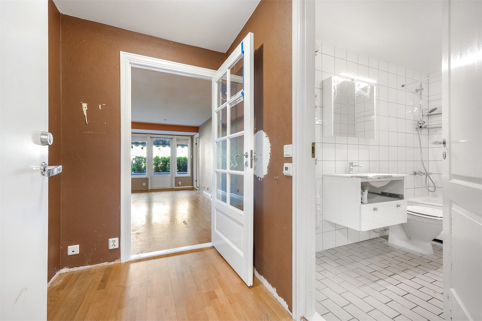 Fra entréen er det direkte tilgang til badet og åpen siktlinje mot stuen.