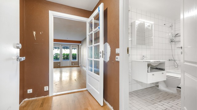 Fra entréen er det direkte tilgang til badet og åpen siktlinje mot stuen.