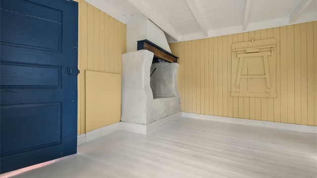 Bryggerhus - Et rom med sjel: panel, bjelker og en gammel bakerovn forteller om stedets lange historie. Et upolert og ekte rom med stort potensial